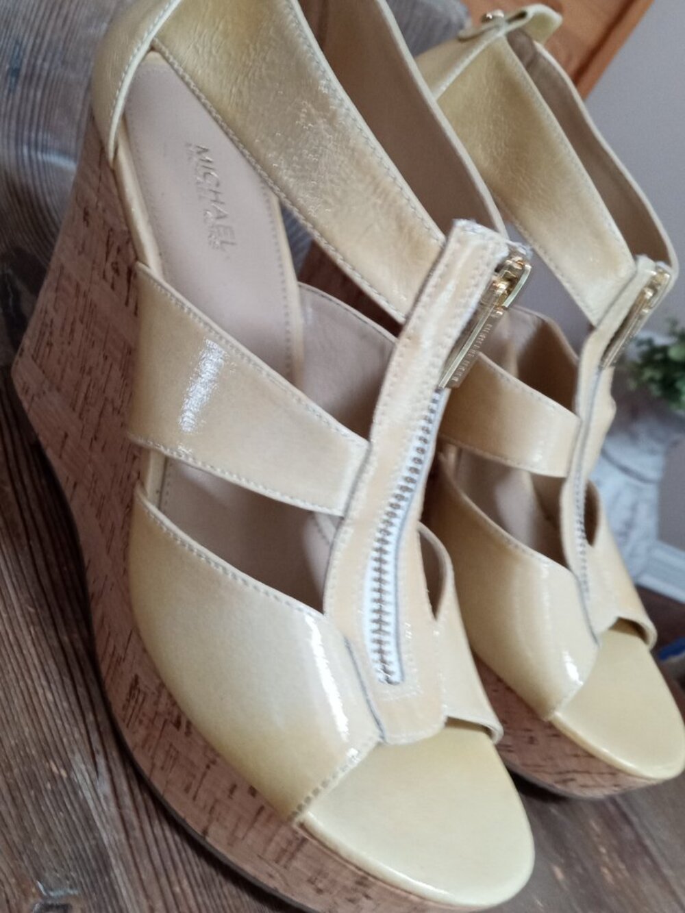 Michael Kors Women's Size 7 Ivory Patent Leather Damita Wedge Sandals